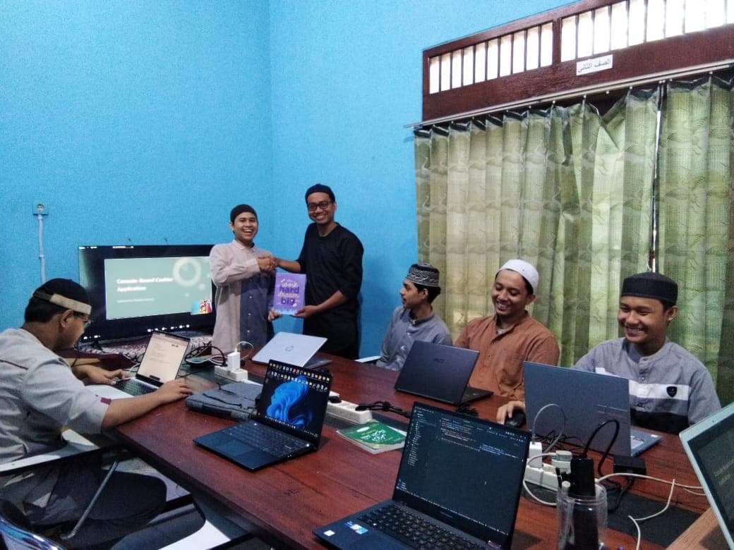 Foto Penyerahan Hadiah